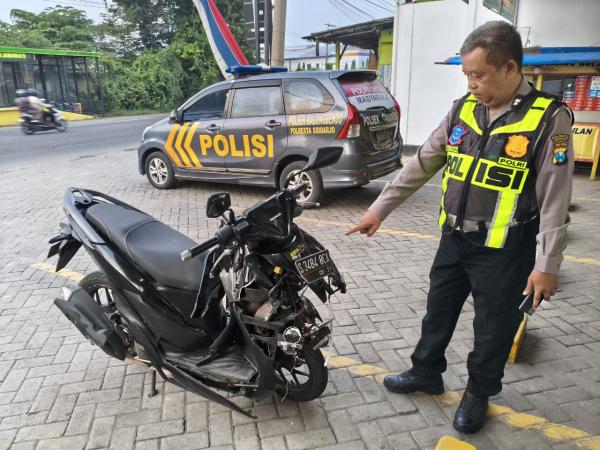 Sedan Misterius Kabur Usai Tabrak Motor di Sidoarjo, Korban Asal Jombang Patah Kaki
