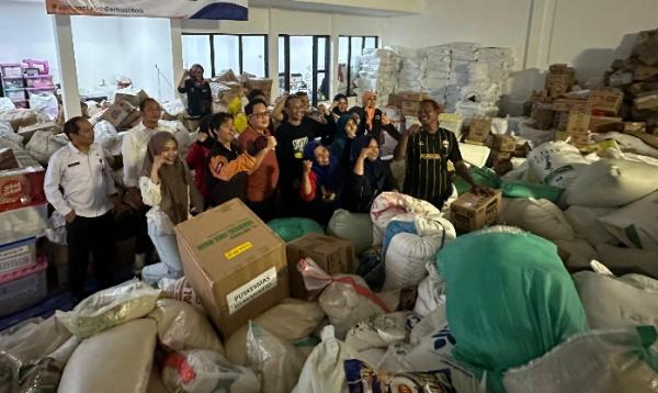 Pemprov Jatim Kirim Lebih dari 140 Ton Bantuan untuk Korban Banjir di Sumatra dan Aceh