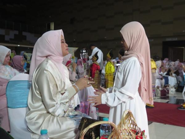 Puluhan Siswa SDI Sabilillah Sidoarjo Persembahkan Bunga dan Sungkem untuk Ibu, Kenapa?