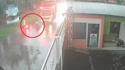 Terekam CCTV, Kecelakaan Tragis di Mojokerto Tewaskan Pemotor, Kepala Terbentur Truk