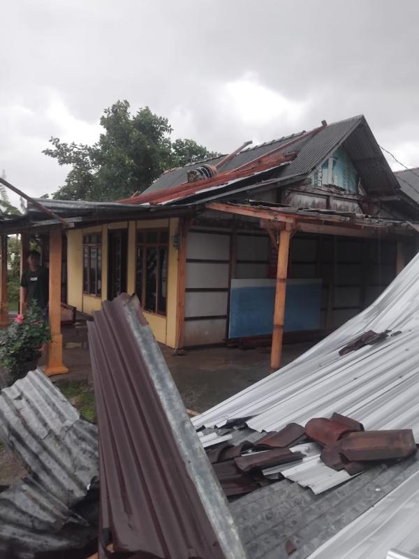 Angin Puting Beliung Terjang Kendal, Puluhan Rumah Rusak dan Sejumlah Wilayah Terendam Banjir