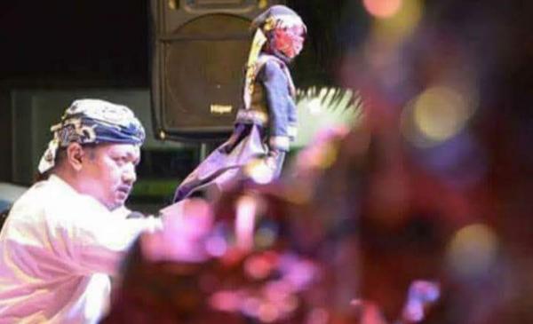 Wayang Redup, Dapur Filet Menyala: Kisah Abah Rangga Batuhiu Bertahan di Pesisir