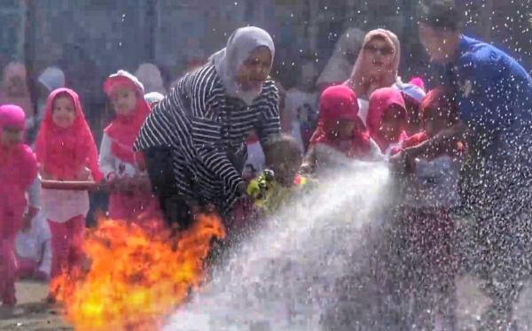 Keseruan Anak TK di Ponorogo Diajarkan Atasi Gas Bocor hingga Memadamkan Api