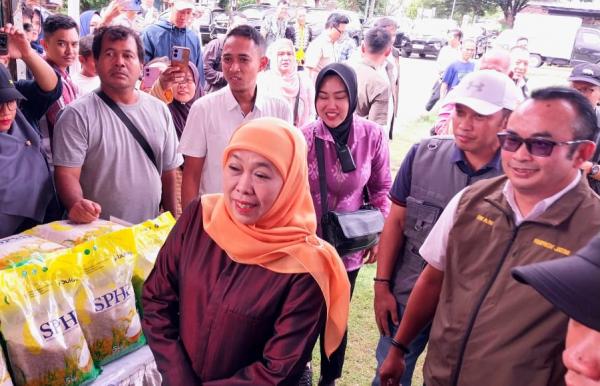 Jelang Nataru, Khofifah Gelar Pasar Murah di Kabupaten Madiun