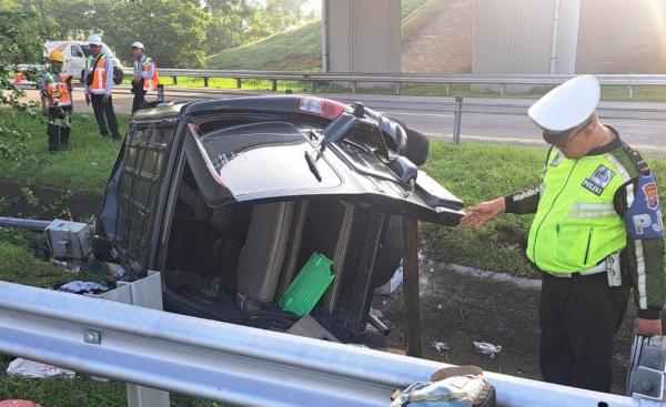 Kecelakaan Tol Jombang,  Pengemudi Panther Touring Mengantuk Tabrak Tiang CCTV, Lima Orang Luka
