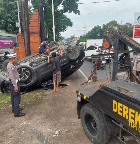 Diduga Pengemudi Mengantuk, Toyota Rush Terguling di Jalan Pelandakan Cirebon