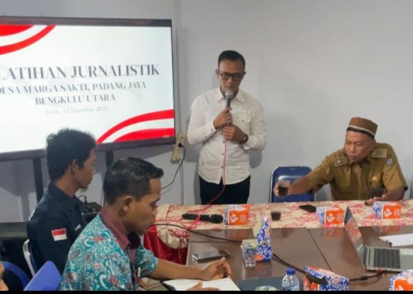 Ismail Yugo Tekankan Pentingnya Jurnalistik Sebagai Sistem Informasi di Desa Marga Sakti