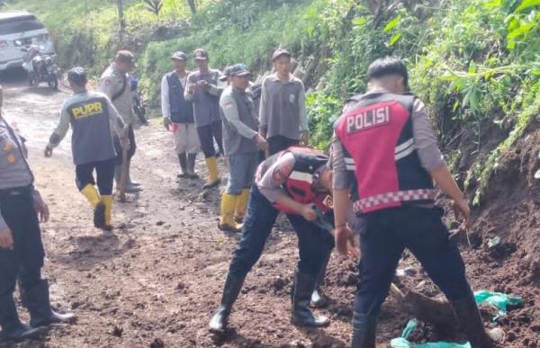 Masyarakat Bersama Polisi di Probolinggo Gotong Royong Bersihkan Material Banjir