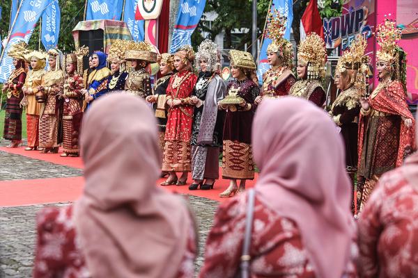 Potret Lomba Baju Adat Sumsel