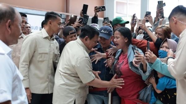 Momen Lucu! Seorang Ibu Hamil Minta Presiden Prabowo Mengelus Perutnya saat Kunjungan di RSUD Koja