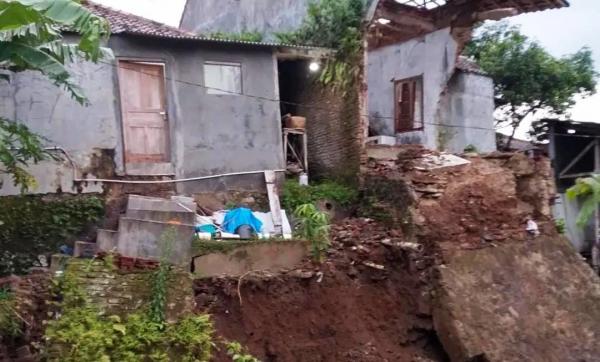 Longsor TPT Sungai Citamba Ancam Rumah Warga di Awirarangan
