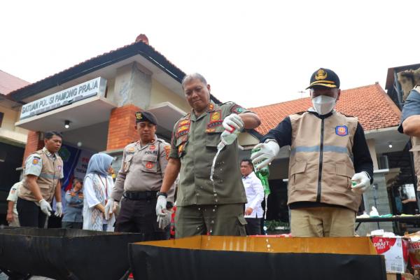 Jelang Nataru, Satpol PP Sidoarjo Musnahkan 1.407 Botol Miras Ilegal