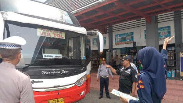 Jelang Nataru, Petugas Gabungan Razia Bus di Terminal Gayatri Tulungagung