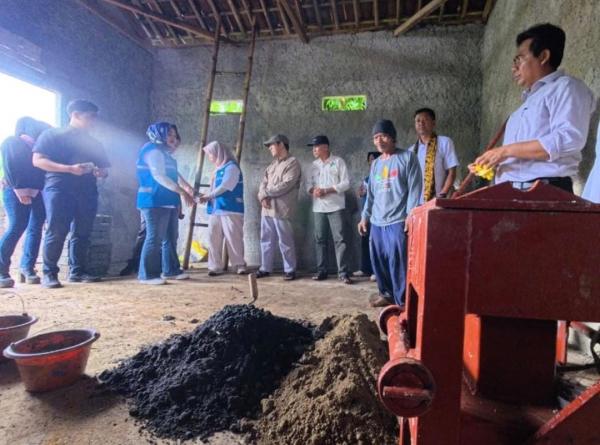 Dari Limbah Jadi Berkah, Warga Padarincang Kabupaten Serang Produksi Paving Blok Ramah Lingkungan   