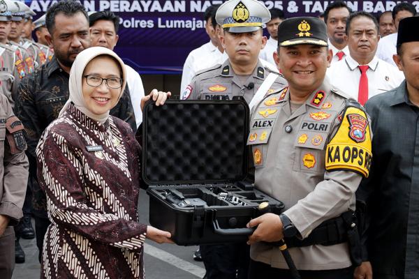 Tunjang Keamanan Pemkab Lumajang Serahkan Drone Thermal dan Motor Trail ke Polres