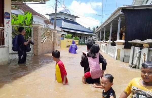 Tiga Hari Terendam Banjir, Ratusan Warga Kampung Sukamaju Mengungsi