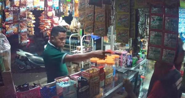 Viral! Oknum Polisi Mabuk Mengancam Pemilik Kios di Sikka NTT, Aksi Pelaku Terekam CCTV