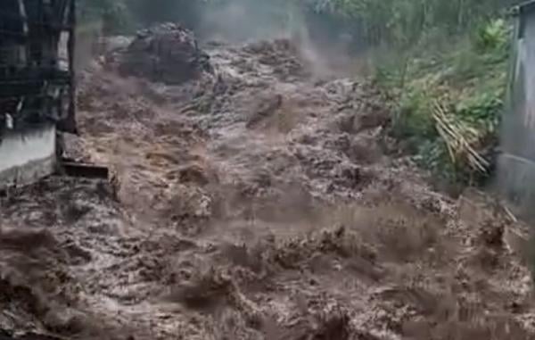 Sungai di Desa Pulosari Pemalang Selatan Alami Banjir Hebat Paska Diguyur Hujan Lebat