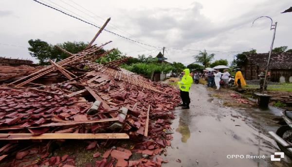 Angin Puting Beliung Robohkan Rumah Joglo di Sambungmacan Sragen