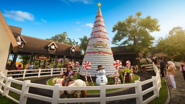 Pohon Natal dari 6.000 Botol Susu Setinggi 8 Meter Pukau Pengunjung Wisata di Prigen
