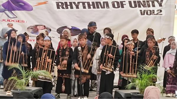 Tim Angklung SDN 1 Cisero Jadi Pembuka Acara Festival Band Pelajar