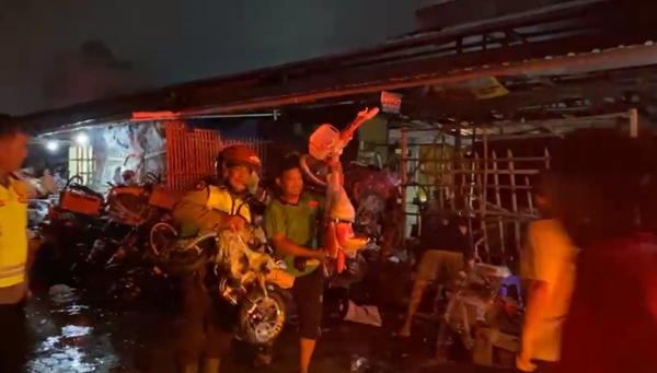 Polisi dan Warga Bahu Membahu Padamkan Kebakaran Pasar Pagi Pemalang