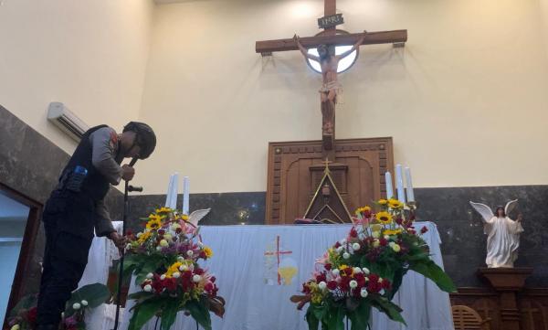 Jelang Perayaan Natal, Polisi Sterilisasi Sejumlah Gereja di Ponorogo