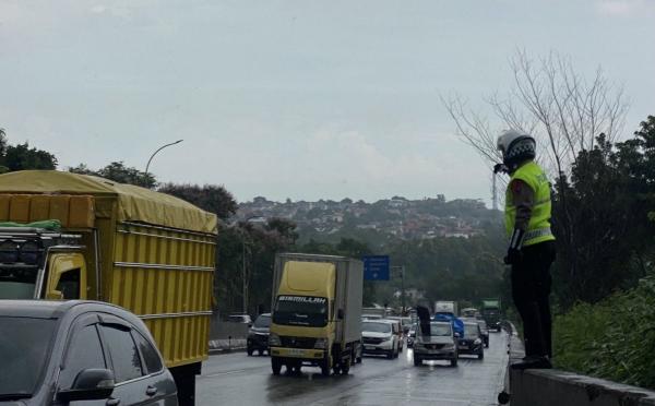 Truk Mogok di Tanjakan Bukit Sari saat Hujan Deras, Tim Urai Polda Jateng Diterjunkan