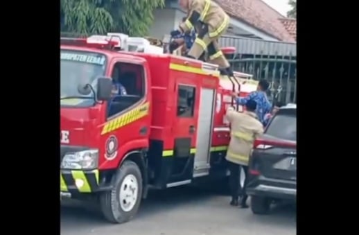 Lebih Pilih Padamkan Api: Petugas Damkar Lebak Absen Pelantikan PPPK, Aksinya Viral