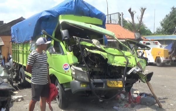 Diduga Mengantuk, Sopir Truk Pakan Ayam Tewas Usai Tabrak Pantat Trailer di Tol Japek