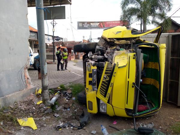 Viral Detik-detik Truk Boks Hantam Rumah Warga di Jombang Terekam CCTV, Kernet Luka