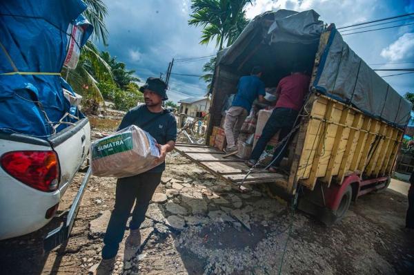 Pilot Citilink Sisihkan Jadwal Padat Nataru, Terjun ke Aceh Tamiang Salurkan Bantuan Banjir