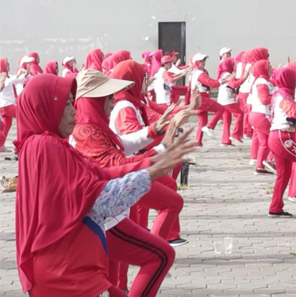 Peringati HKN, Rumah Sakit di Karawang Ini Gelar Senam Jantung Sehat dan Cek Kesehatan Gratis