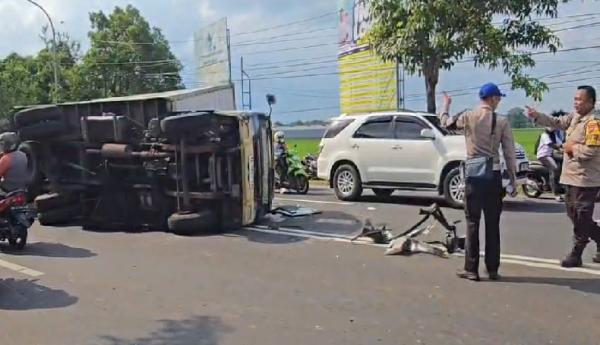 Hindari Adu Banteng, Truk Terguling di Jalan Raya Sukowati Sragen