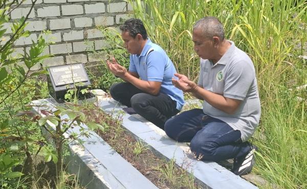 Bima Sakti Ziarah ke Makam Khoirul Huda Usai Resmi Jadi Pelatih Persela