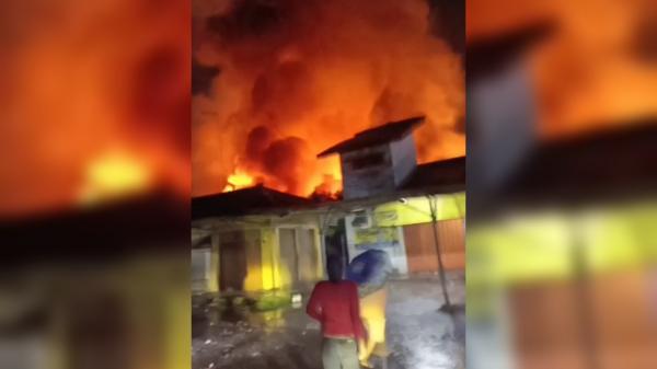 Kebakaran Besar Melanda Pasar Lemahabang Cirebon, Petugas Damkar Masih Berjibaku Padamkan Api