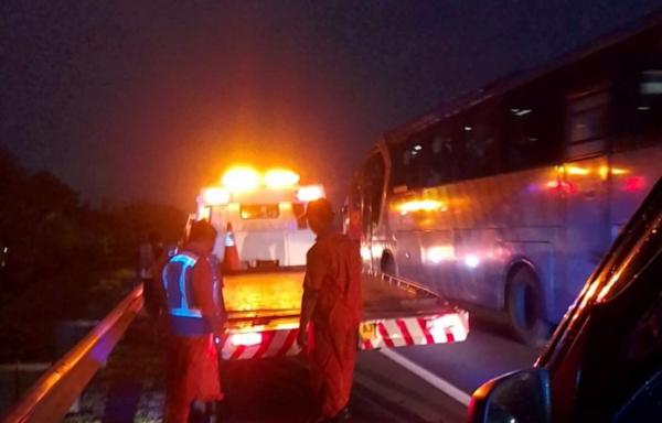 Kecelakaan di Tol Jakarta–Cikampek KM 59 Arah Cikampek, Dua Kendaraan Ringsek