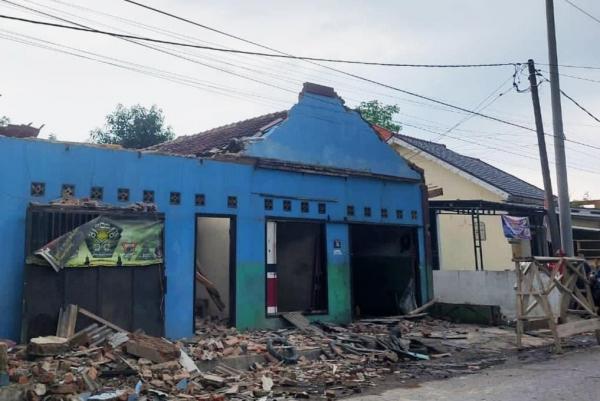 Atap Ruko di Ciniru Ambruk usai Diterjang Hujan dan Angin, Korban Mengungsi