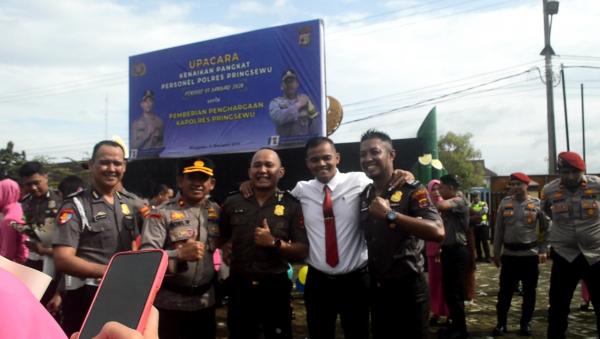 51 Personel Polres Pringsewu Terima Kenaikan Pangkat, Tradisi Mandi Kembang