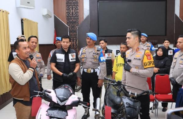 Rasa Haru Warga Indramayu saat Polisi Kembalikan Motor yang Sempat Hilang