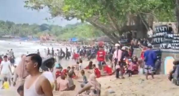 Libur Tahun Baru 2026, Ribuan Wisatawan Padati Pantai Carita Pandeglang
