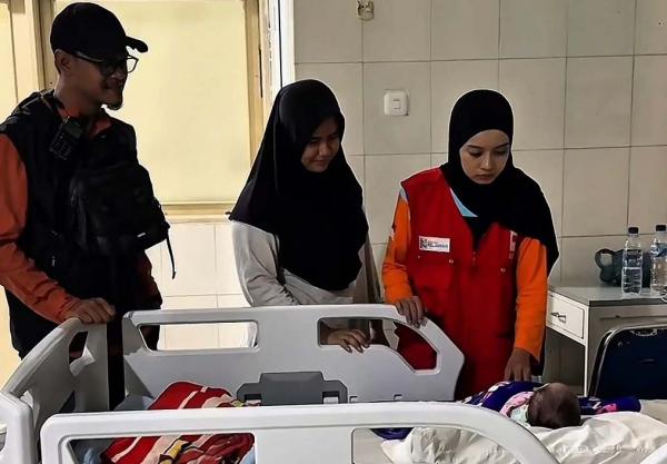 Menerjang Banjir Demi Nyawa: Kisah Bayi Patah Tulang dan Ibunya di Pengungsian