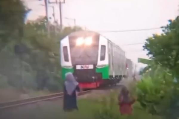 Dua Anak Bermain di Rel Saat Kereta Melintas di Sidoarjo, KAI Daop 8 Surabaya Turun Tangan