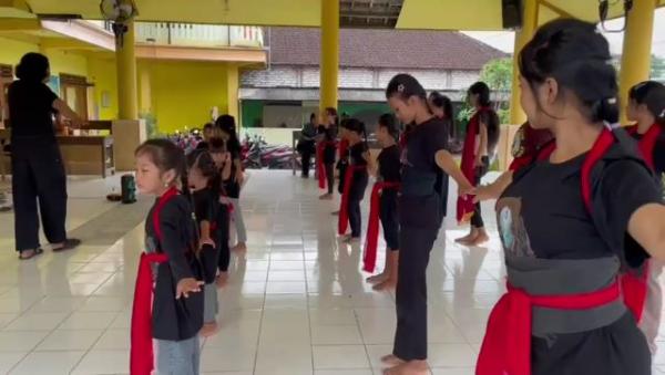 Isi Libur Tahun Baru 2026, Siswa di Tuban Belajar Menari di Sanggar