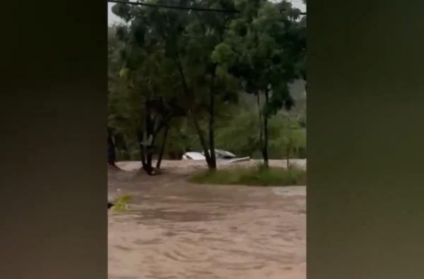 Nekat Terobos Banjir, Mobil Sedan Hanyut di Jalur Lingkar Selatan Cilegon