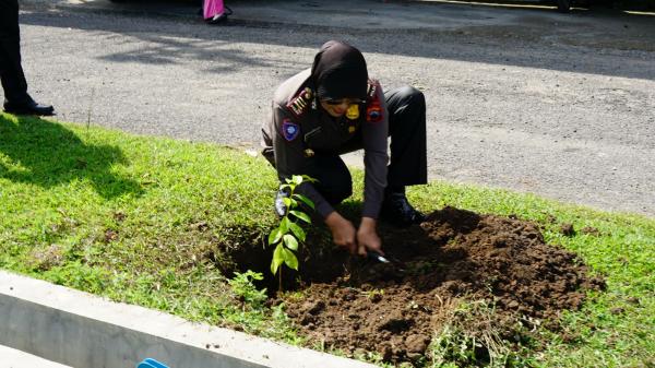 Naik Pangkat Wajib Tanam Pohon, Polres Sragen Gaungkan Kepedulian Lingkungan