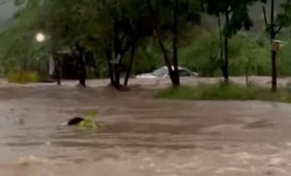 Banjir di Cilegon Kian Besar,  Kali Cilurah Meluap Hanyutkan Mobil