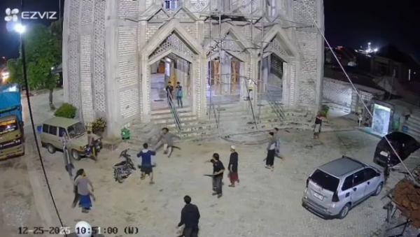 Perselisihan di Warung Kopi Berujung Saling Serang Dengan Senjata Tajam di Halaman Masjid di Tuban