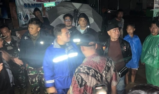 Wali Kota Cilegon Robinsar Kunjungi dan Berikan Bantuan Korban Banjir di Karang Asem Cibeber