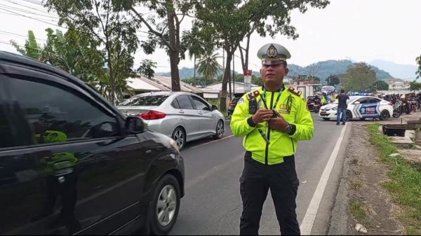 Arus Balik Nataru Jalur Nasional Limbangan Garut Dipadati Kendaraan